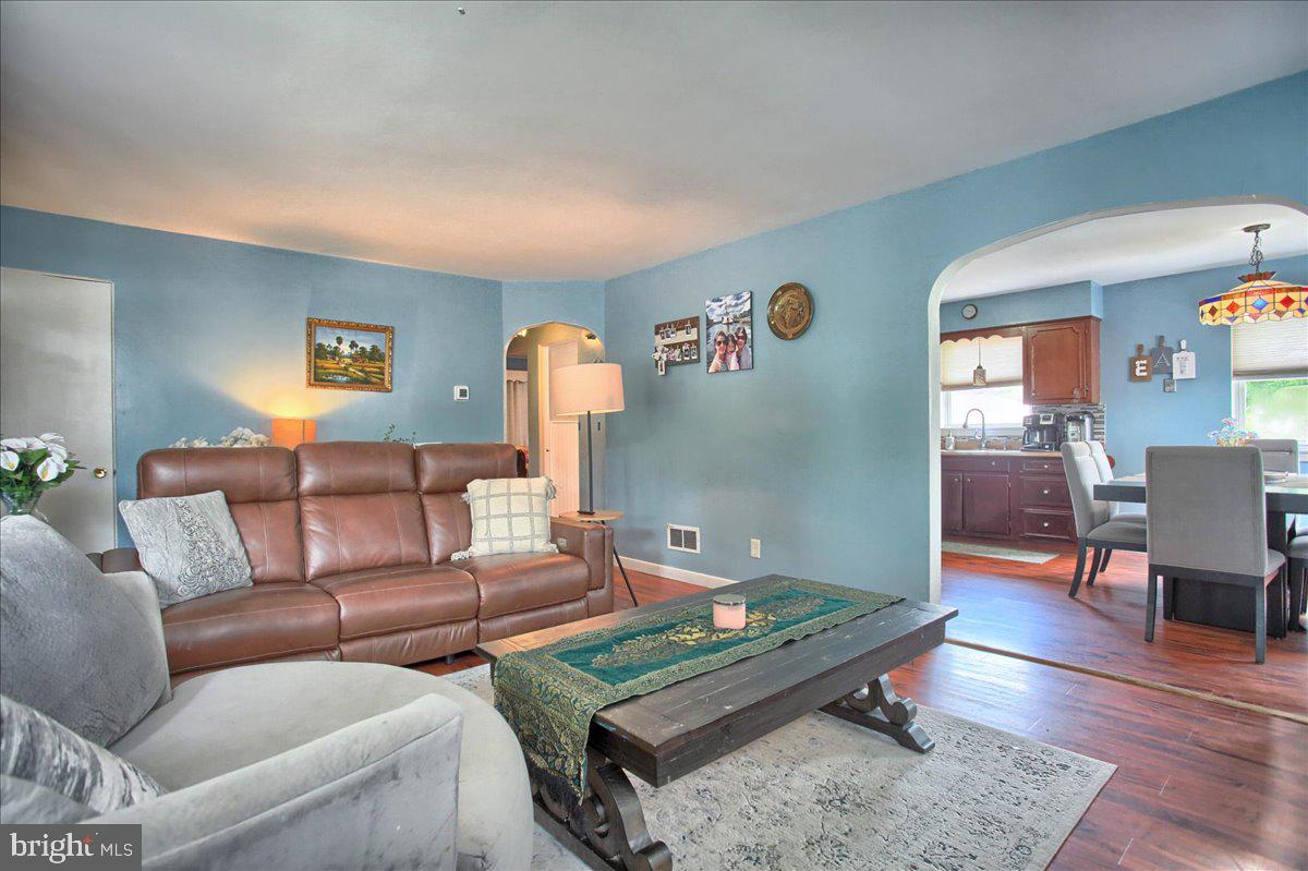 315 Colonial Road Harrisburg, PA 17109 - Photo 5 of 32 Gallery Image 5