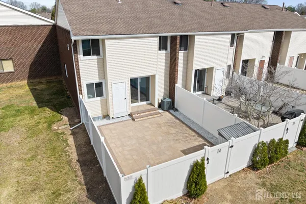 a view of a house with backyard