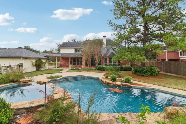 a view of a backyard