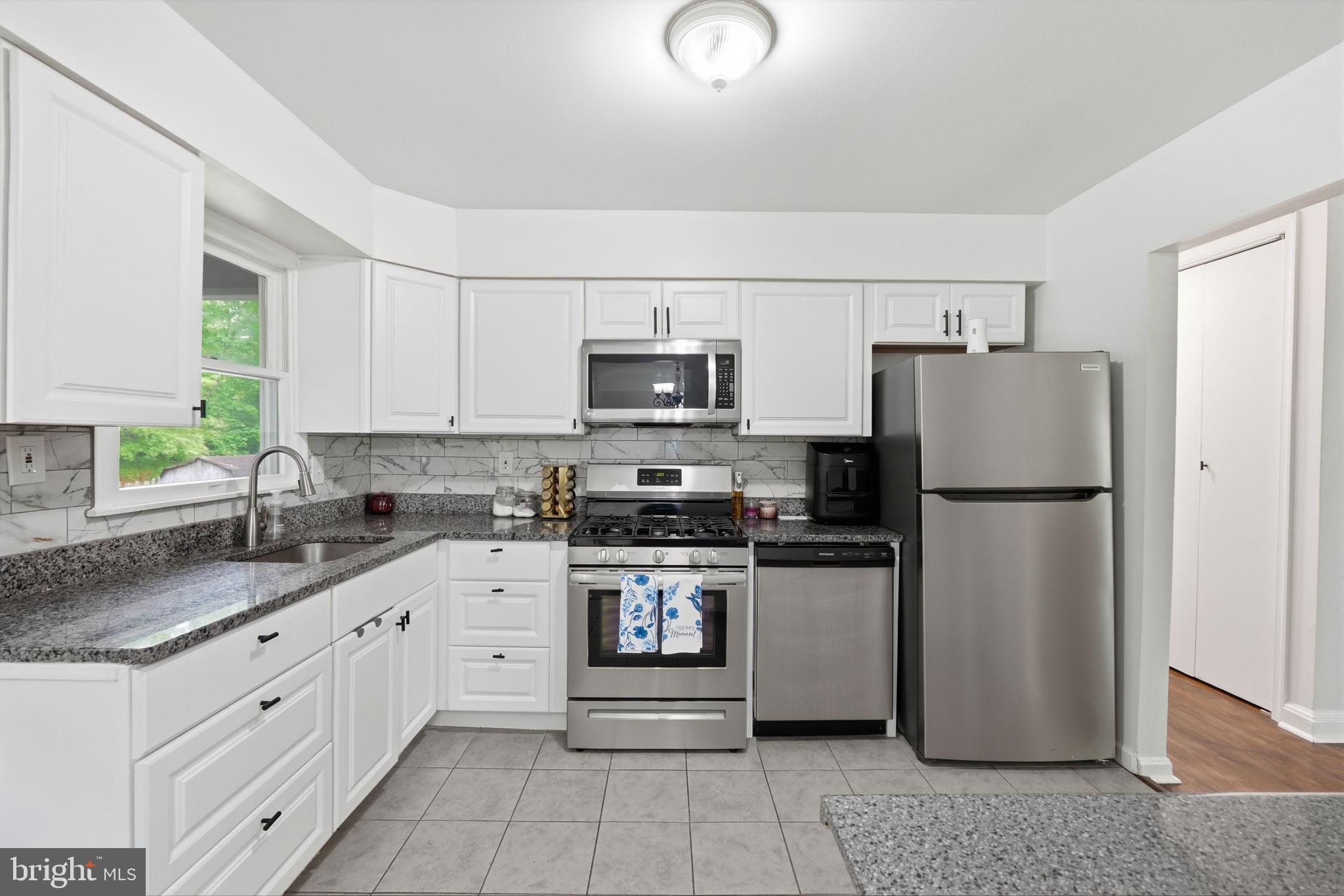 9705 Locust Avenue Lanham, MD 20706 - Photo 4 of 37