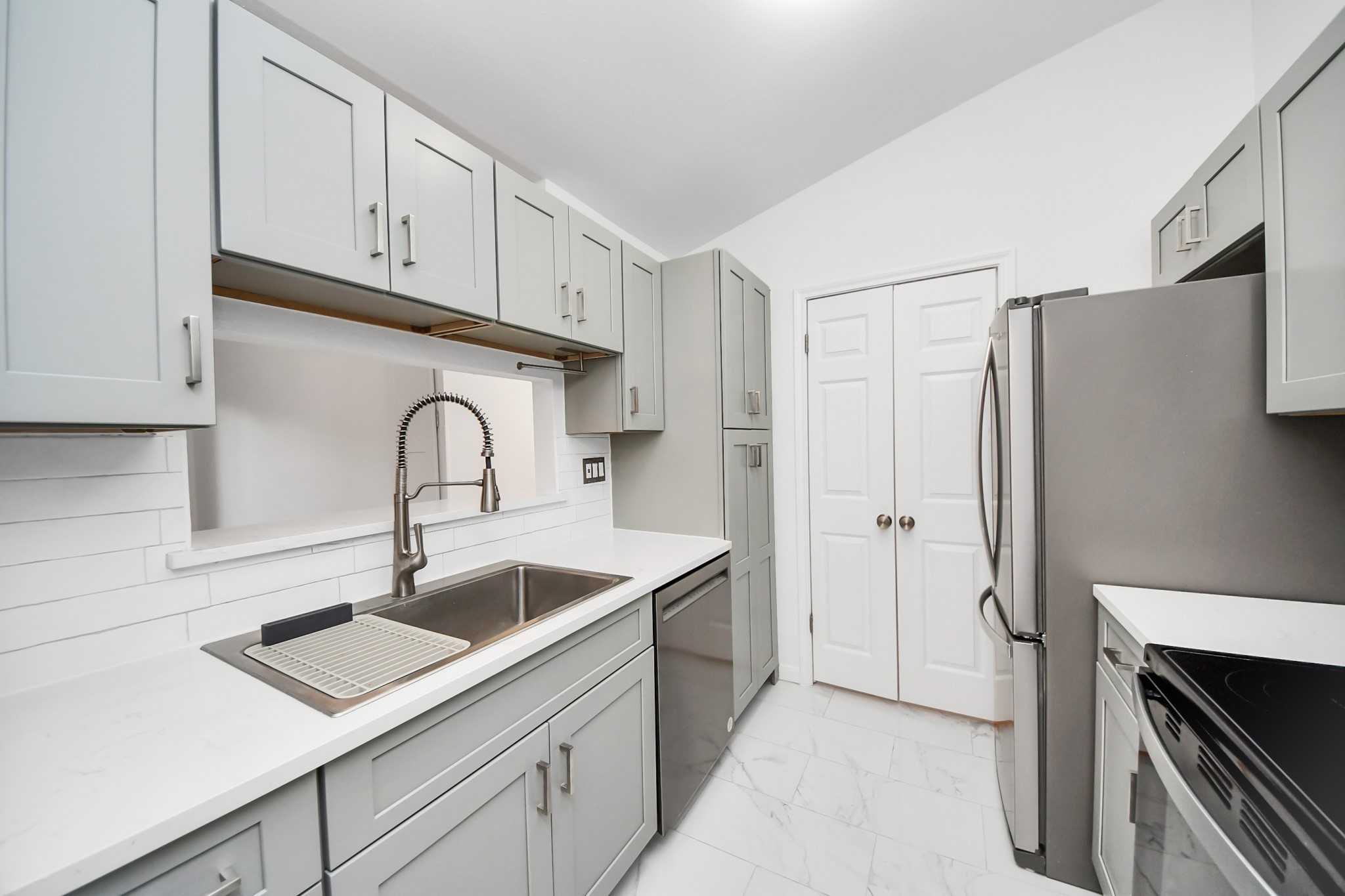 3500 Tangle Brush Drive, Unit 186 Spring, TX 77381 - Photo 19 of 43 a kitchen with refrigerator and cabinets