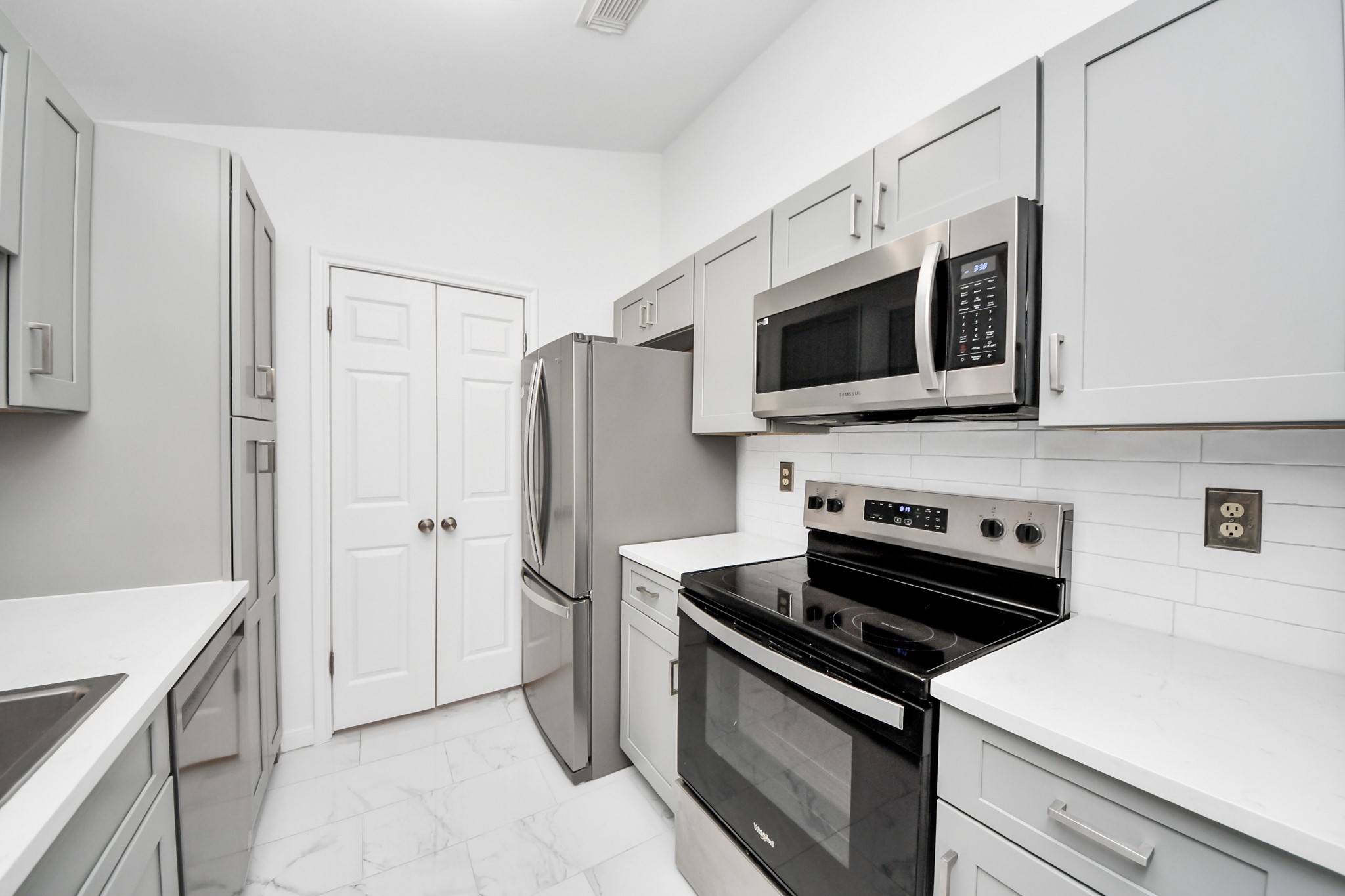 3500 Tangle Brush Drive, Unit 186 Spring, TX 77381 - Photo 21 of 43 a kitchen with stainless steel appliances a stove microwave and refrigerator