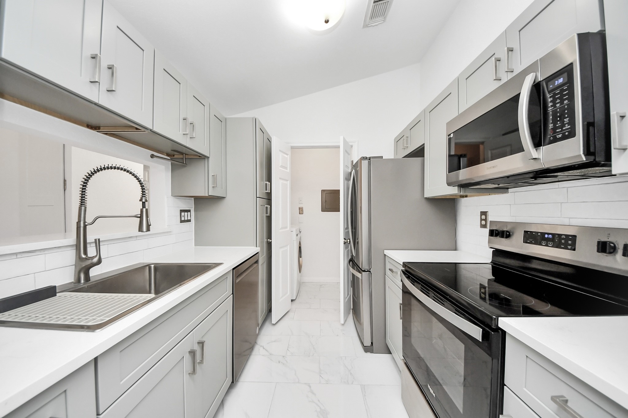 3500 Tangle Brush Drive, Unit 186 Spring, TX 77381 - Photo 22 of 43 a kitchen with stainless steel appliances granite countertop a sink stove and refrigerator