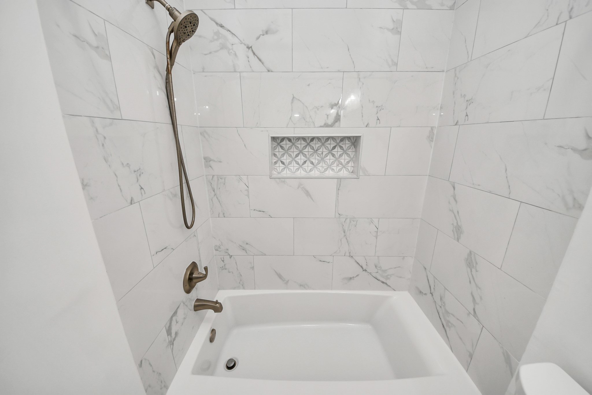 3500 Tangle Brush Drive, Unit 186 Spring, TX 77381 - Photo 30 of 43 a bathroom with a bathtub