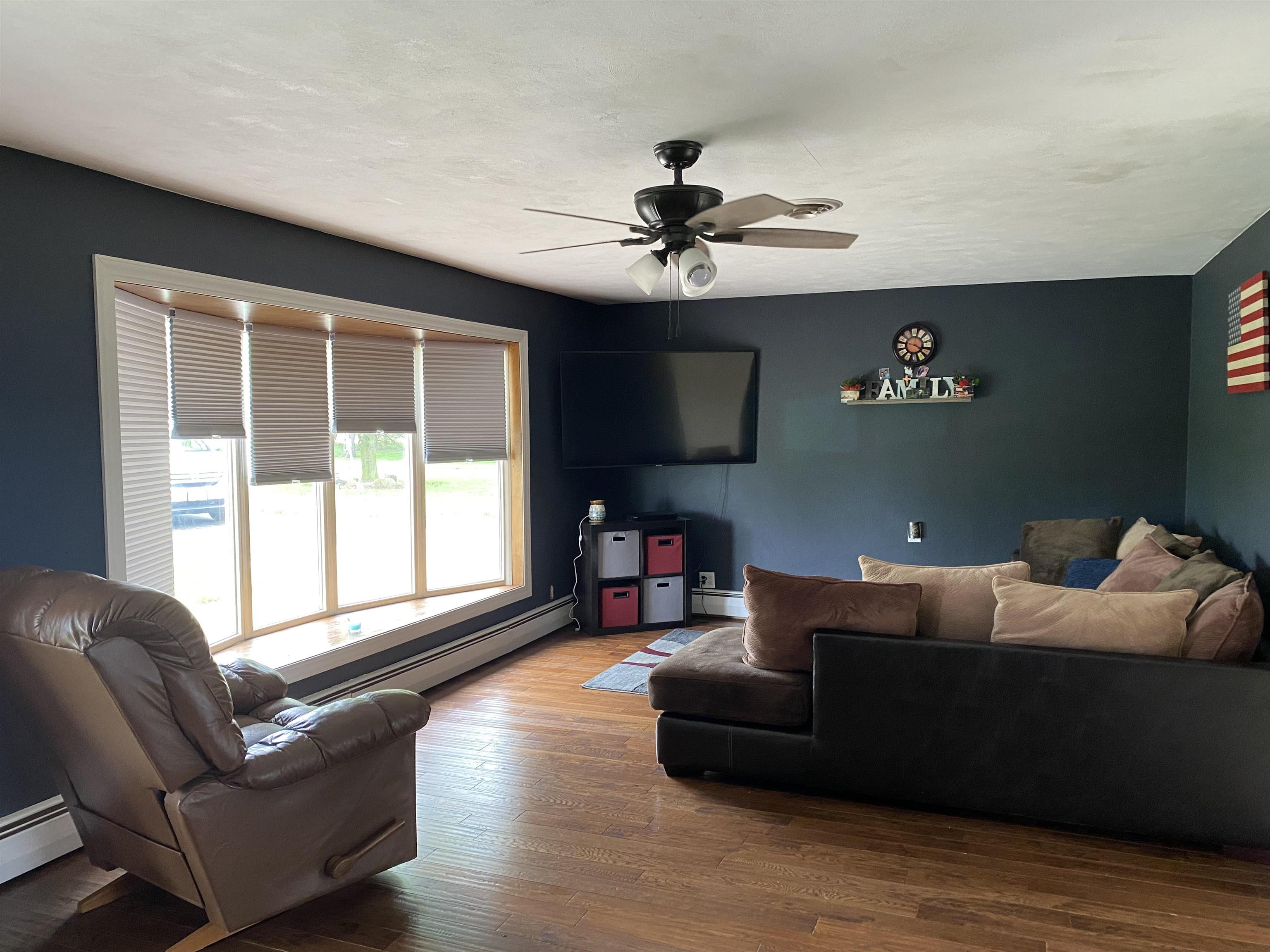 4482 East Lamm Road Freeport, IL 61032 - Photo 3 of 47 a living room with furniture and a window