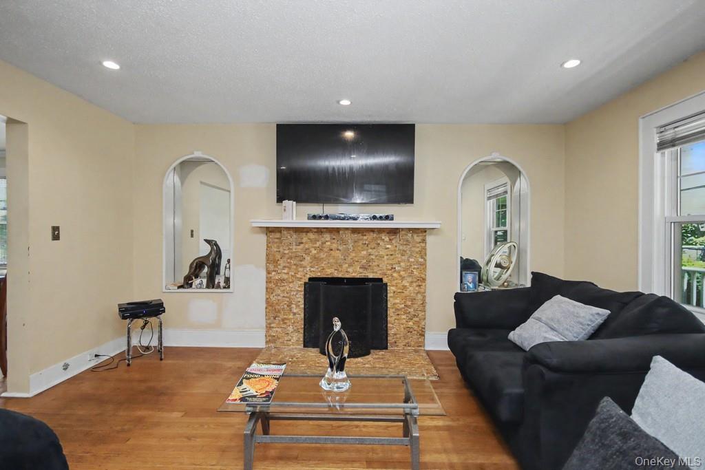 280 West Post Road White Plains, NY 10606 - Photo 5 of 21 Virtually staged, clutter has been removed.