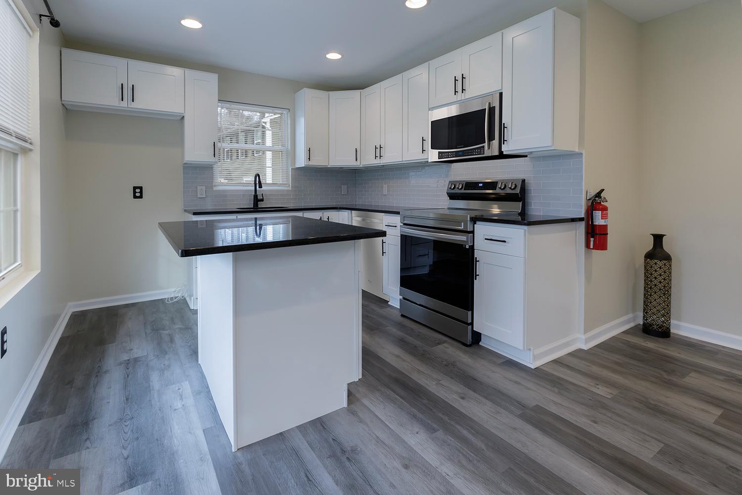 3 Rancocas Boulevard Mount Laurel, NJ 08054 - Photo 4 of 16 Granite counters, glass tile backsplash