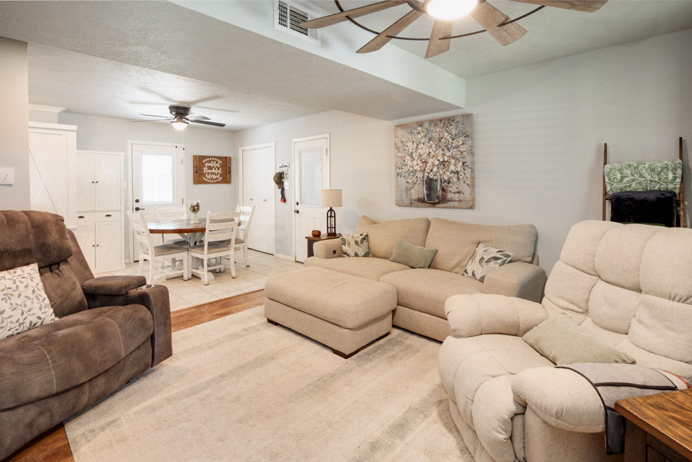 978 Holly Cemetery Road Franklin, TX 77856 - Photo 6 of 33 Living Area from the Front Door
