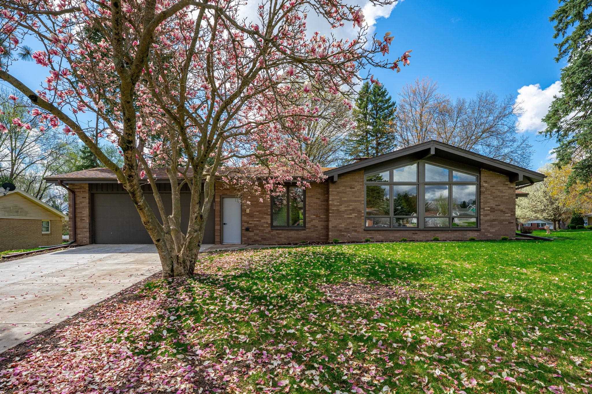 5075 Welsh Road Rockford, IL 61107 - Photo 2 of 54 a front view of a house with garden