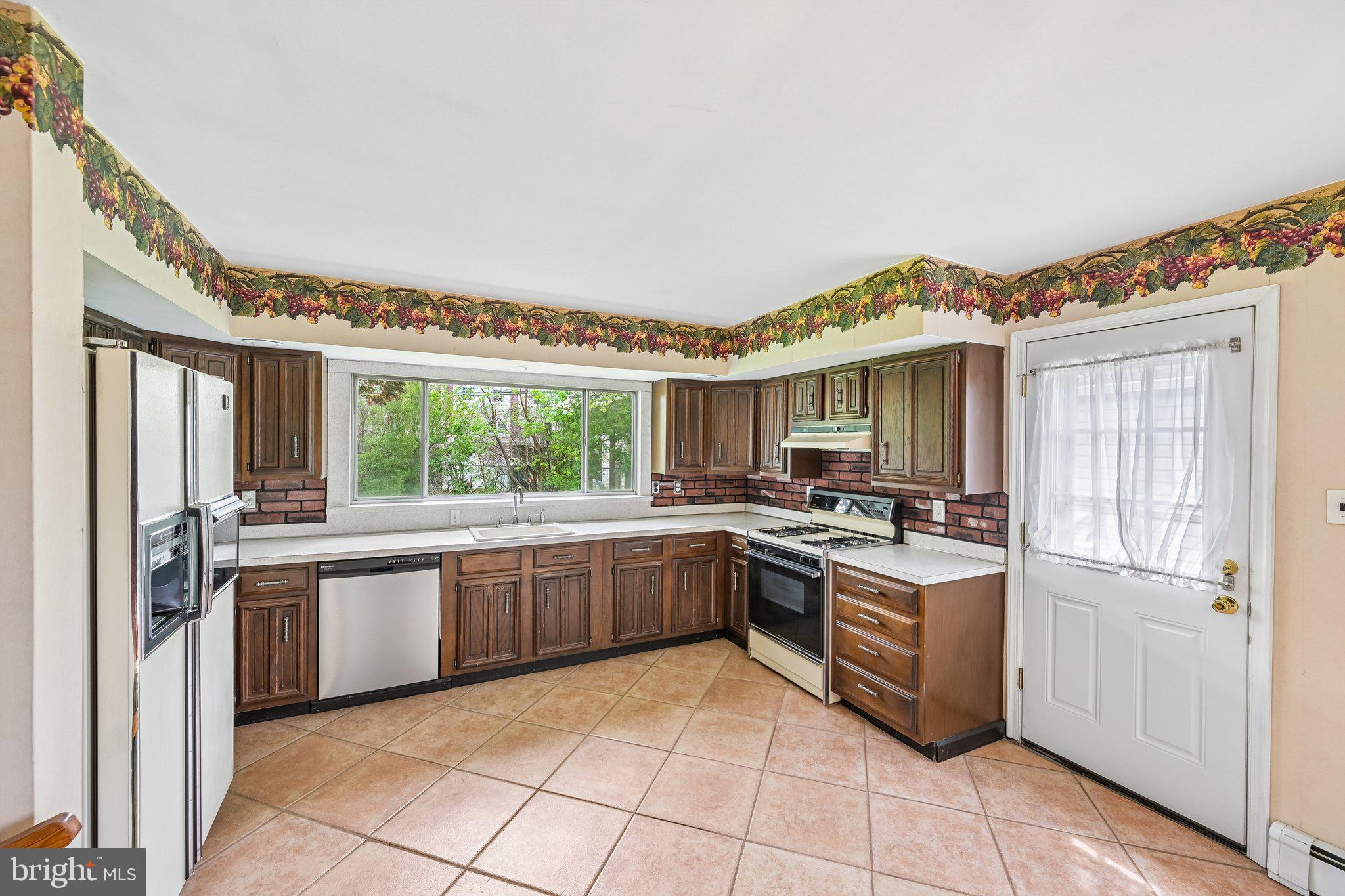 12209 Thornton Road Philadelphia, PA 19154 - Photo 4 of 22 Kitchen