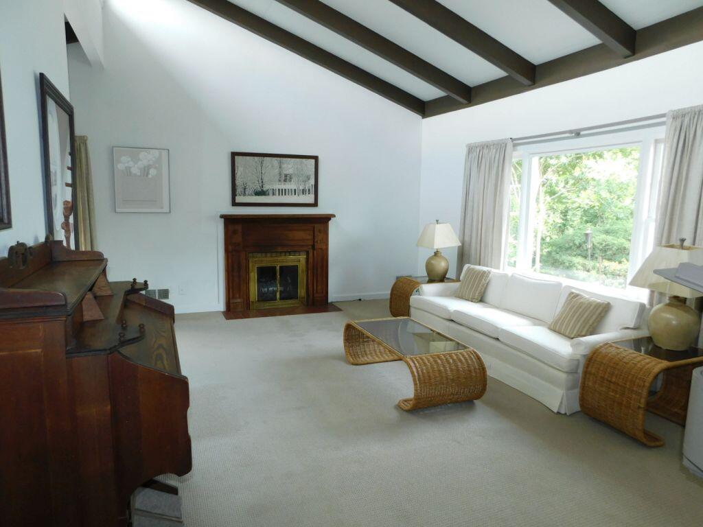 607 Diamond Road Salem, VA 24153 - Photo 4 of 38 Living Room