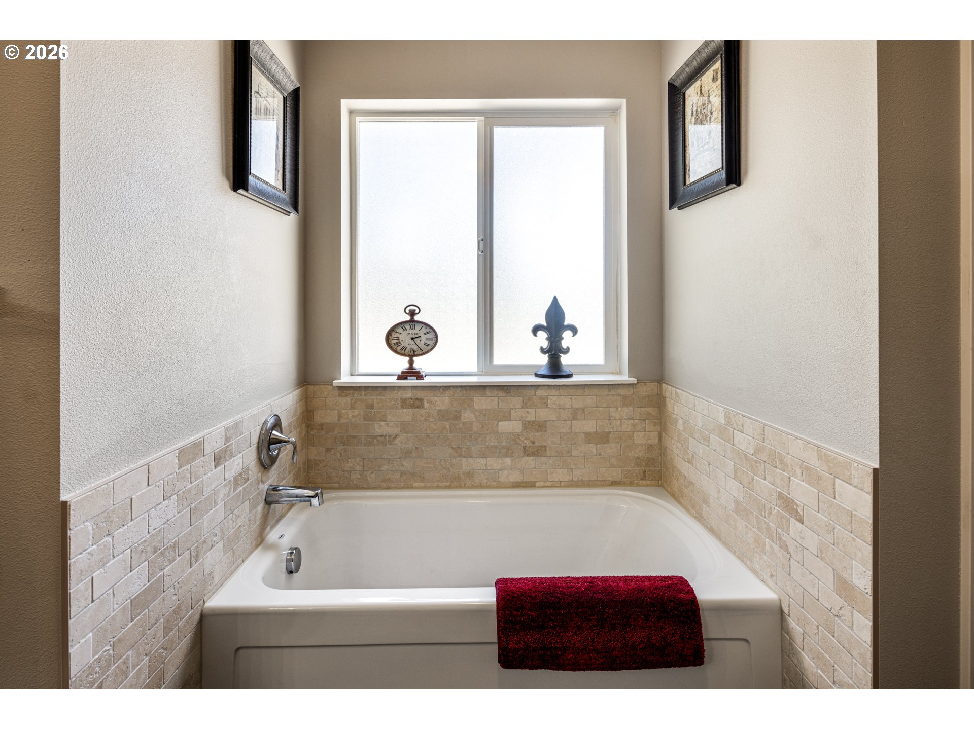 1452 Lacock-Kelchner Road Underwood, WA 98651 - Photo 22 of 40 a bathroom with a bathtub