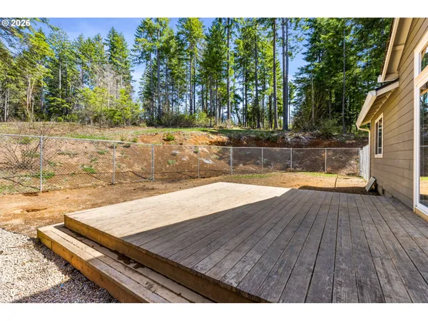 a view of a house with backyard