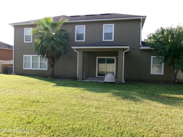 a view of a back yard