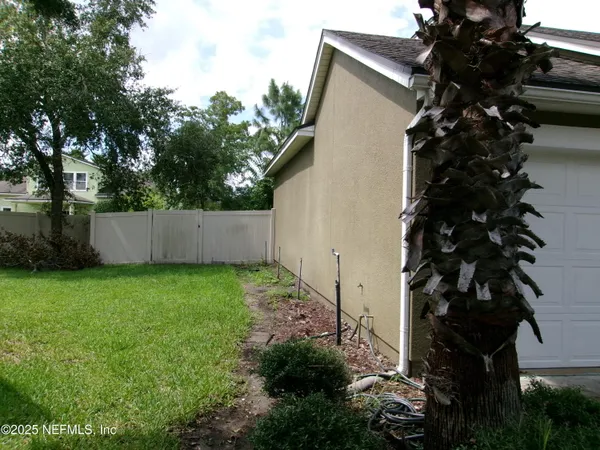 a view of a back yard