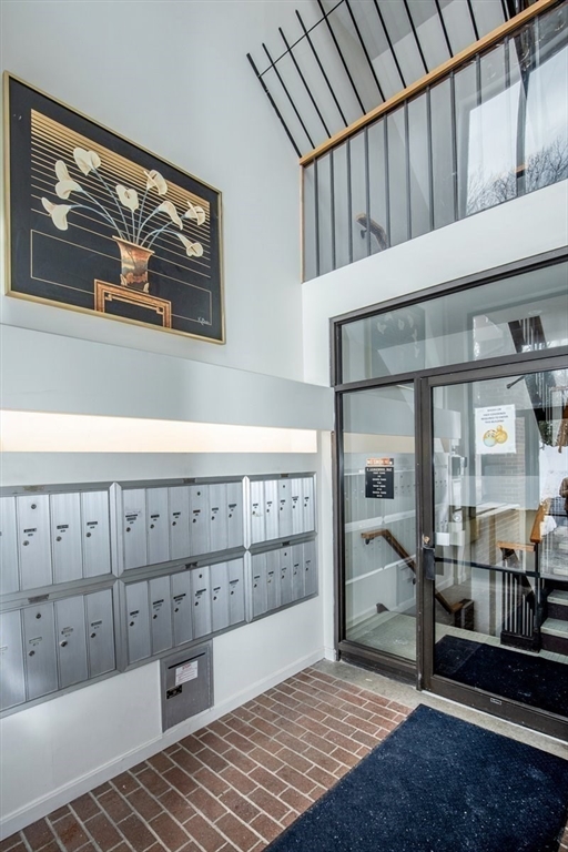 9 Ledgewood Way, Unit 9 Peabody, MA 01960 - Photo 7 of 42 a living room with furniture