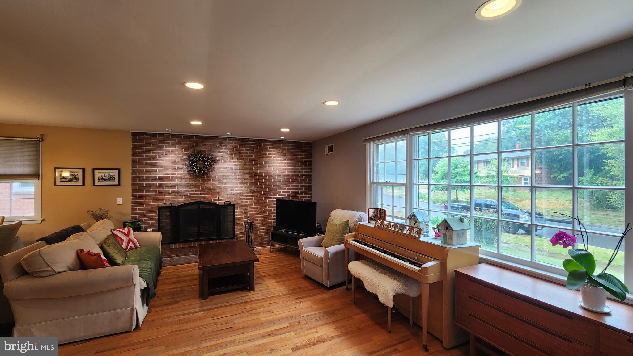 9429 Curran Road Silver Spring, MD 20901 - Photo 2 of 41 Fabulous Living Rm