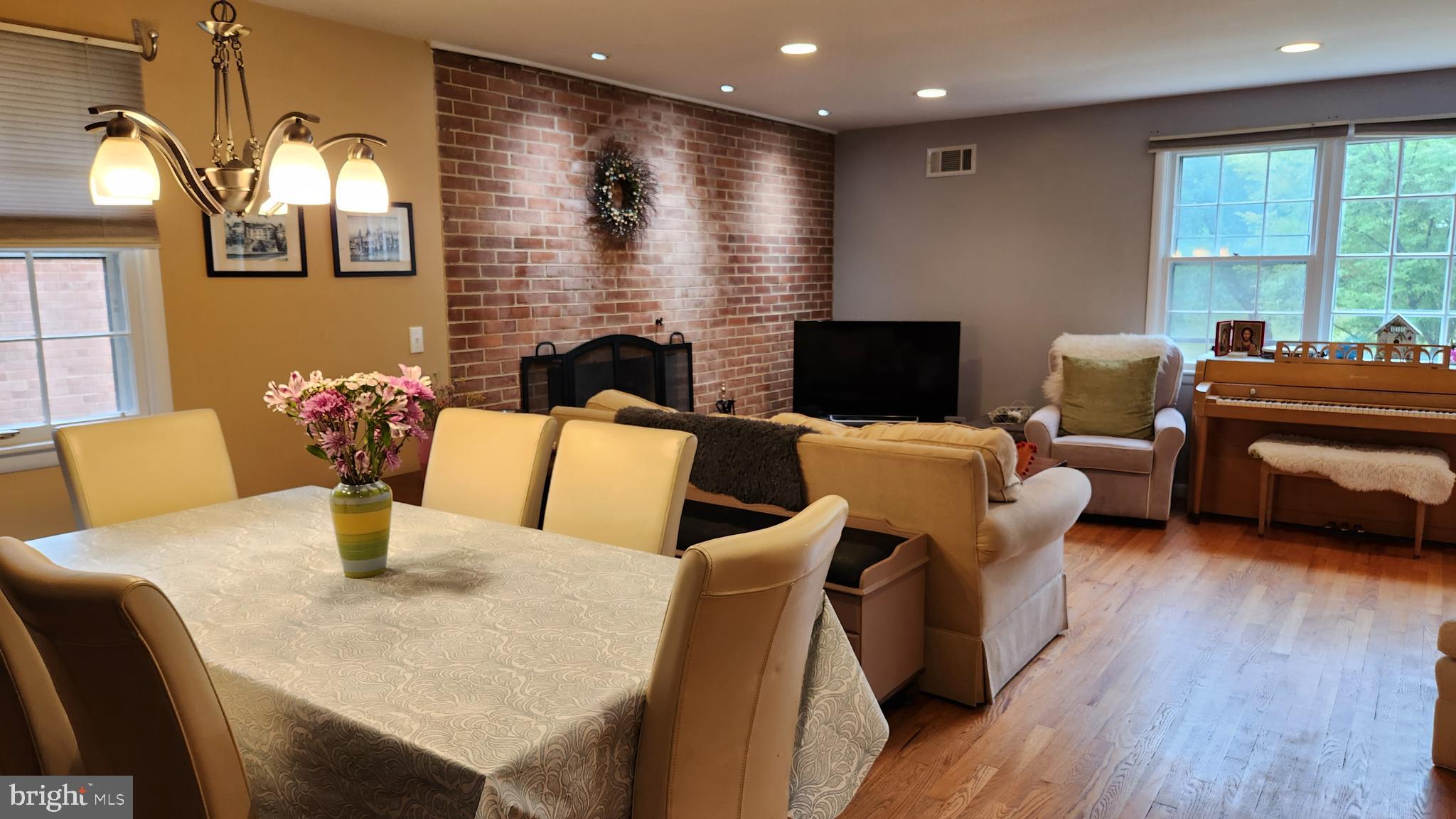 9429 Curran Road Silver Spring, MD 20901 - Photo 5 of 41 Living & Dining