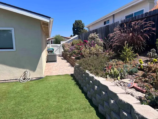 a view of a backyard