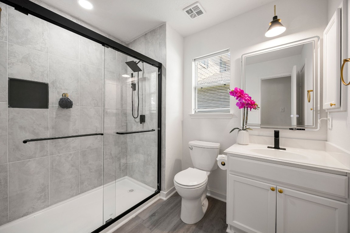 1010 Hummingbird Point Lane Houston, TX 77090 - Photo 19 of 26 Fully remodeled secondary bathroom with new toilet and modern fixtures.