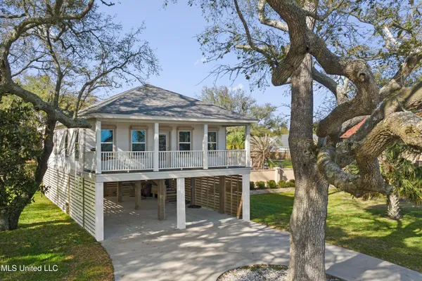 $670,000 | 2524 Beach Boulevard, Biloxi, MS 39531