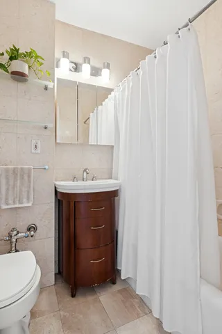 $797,000 | 305 West 86th Street, Unit 8A | Upper West Side