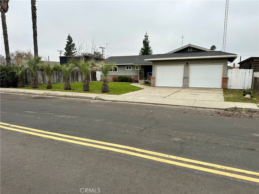 1231 7th Street Livingston, CA 95334 - Photo 1 of 39 a front view of a house with a yard