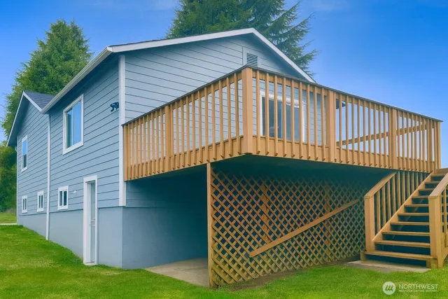 a view of a house with a backyard