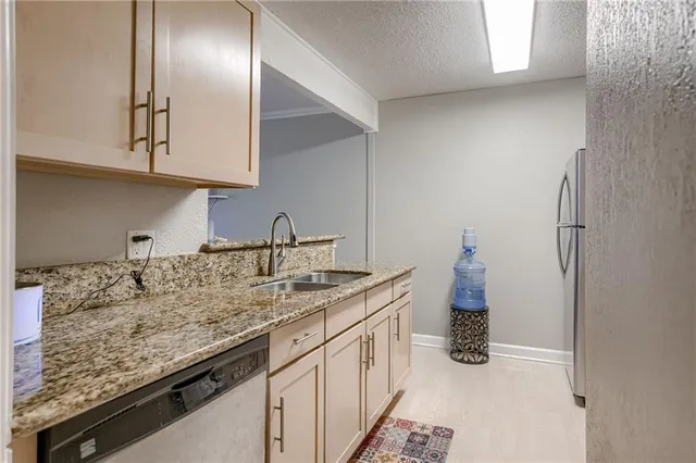 $205,000 | 4727 Jarboe Street, Unit 53, Kansas City, MO 64112