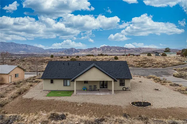 a view of a house with backyard