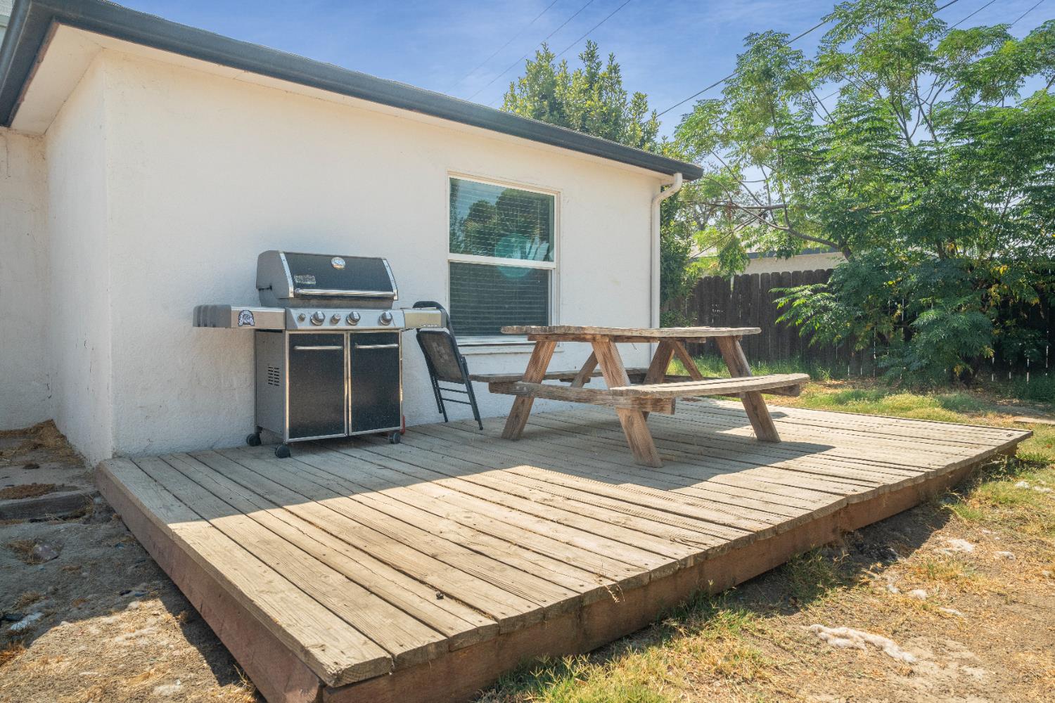 1900 Easy Street Hanford, CA 93230 - Photo 22 of 23 a view of a backyard with chairs