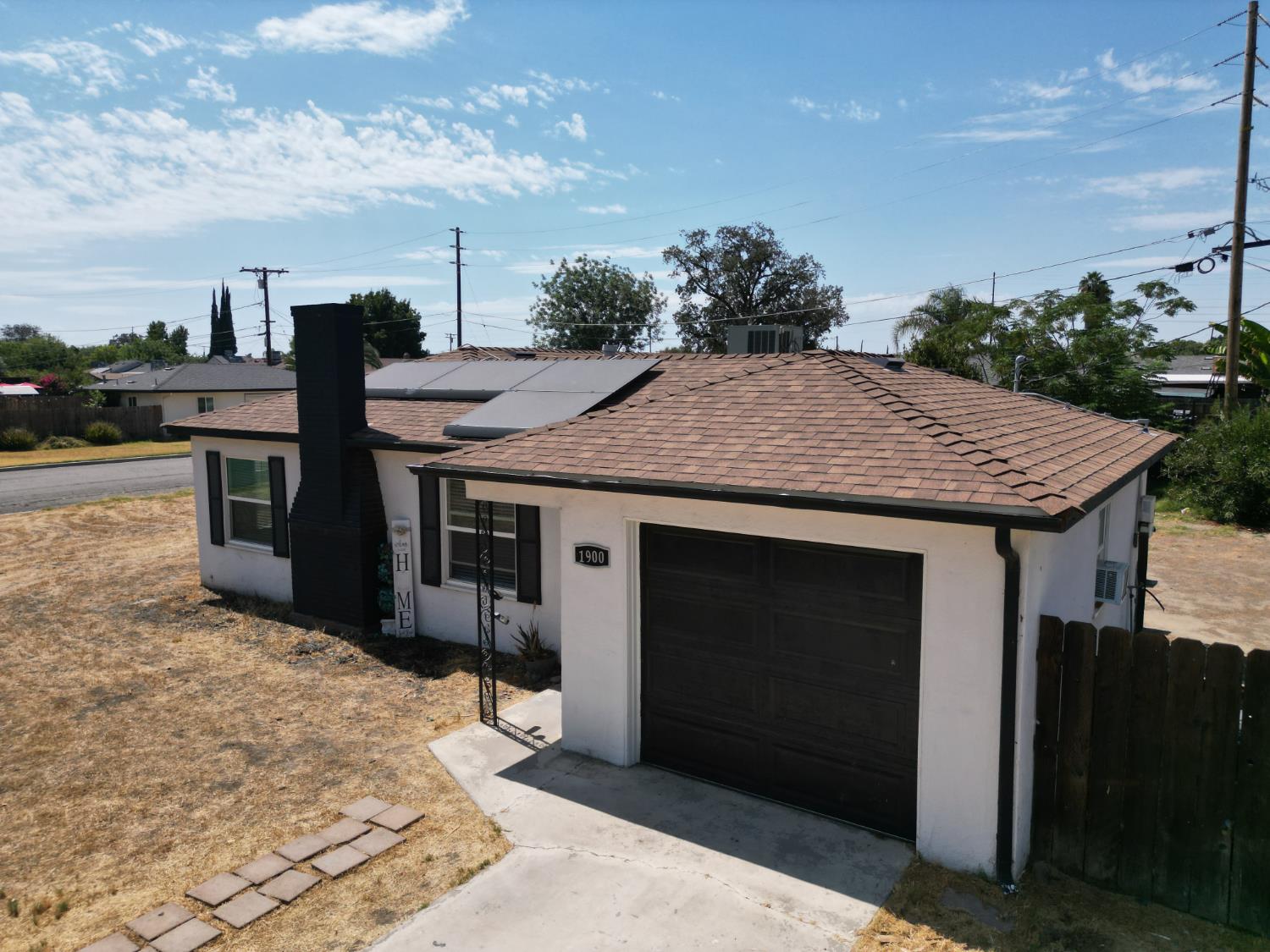 1900 Easy Street Hanford, CA 93230 - Photo 3 of 23 a terrace with a table and chairs