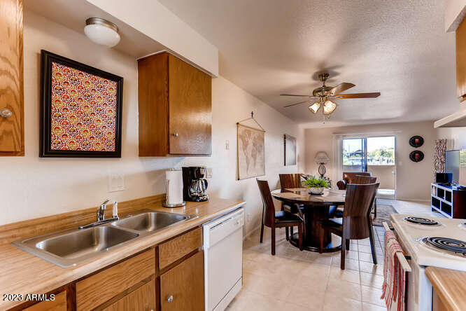 540 South West Road, Unit 21 Wickenburg, AZ 85390 - Photo 4 of 16 540 S West Rd Unit 21-small-004-6-Kitche