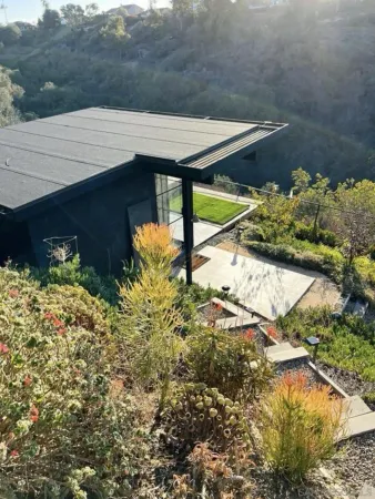 a view of a backyard