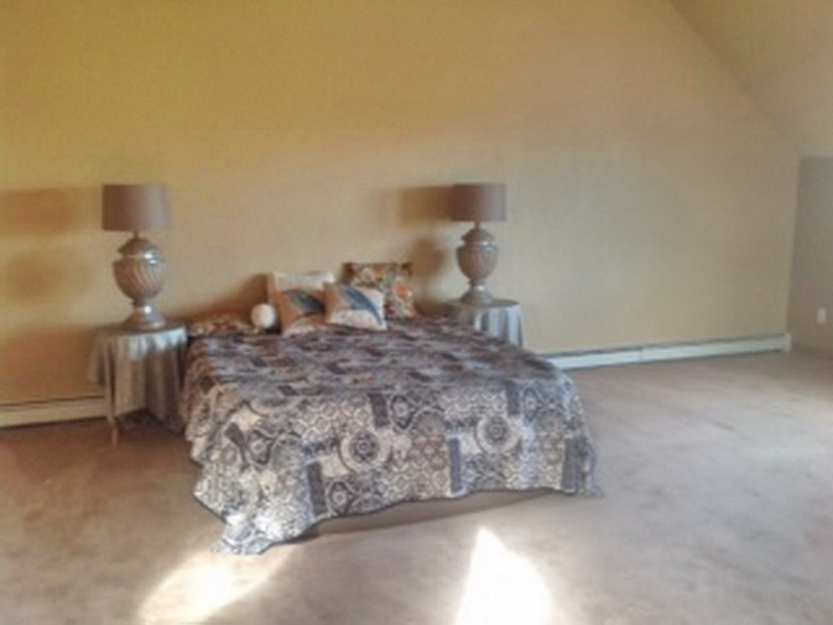 2012 J J 1/2 Road Fruita, CO 81521 - Photo 14 of 36 a large bed sitting in a bedroom next to a window