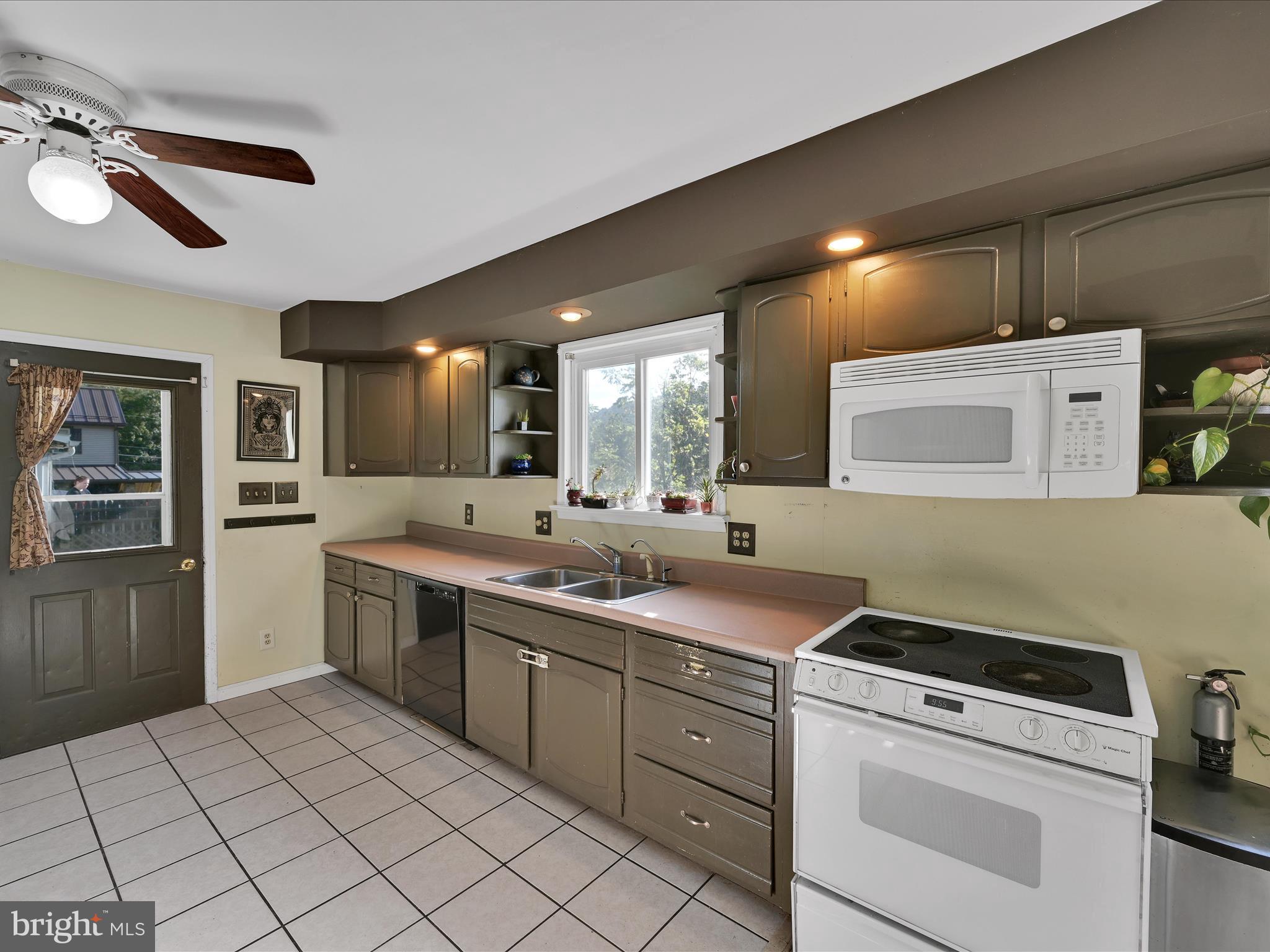 171 Molleystown Road Pine Grove, PA 17963 - Photo 10 of 30 Kitchen