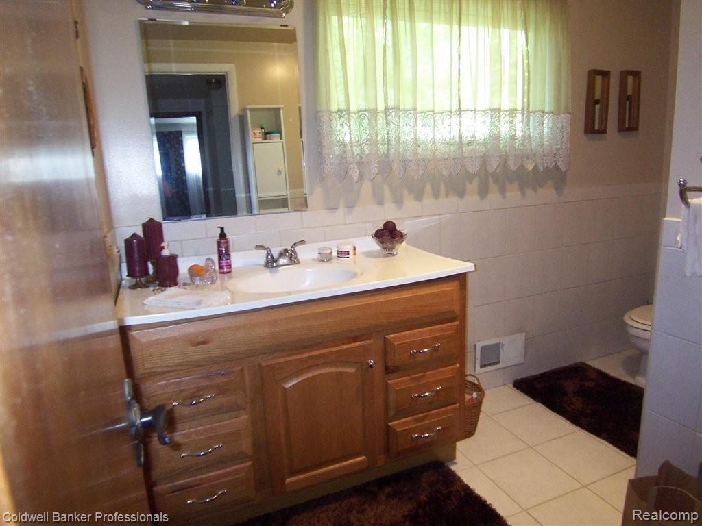 585 East Square Lake Road Troy, MI 48085 - Photo 10 of 16 Bathroom