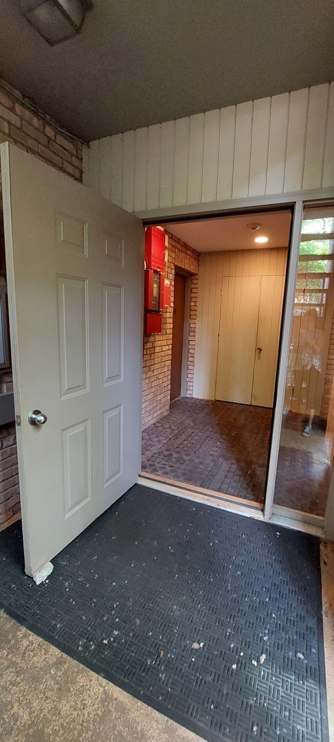 6010 Forest View Road, Unit 1A Lisle, IL 60532 - Photo 23 of 39 a view of a hallway with entryway
