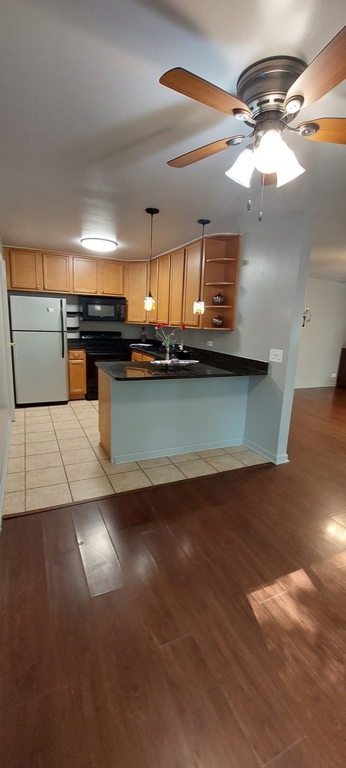 6010 Forest View Road, Unit 1A Lisle, IL 60532 - Photo 4 of 39 a view of kitchen and microwave