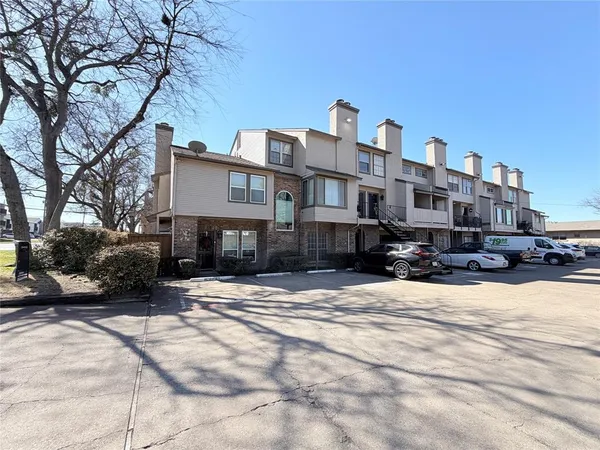 a street view with residential house