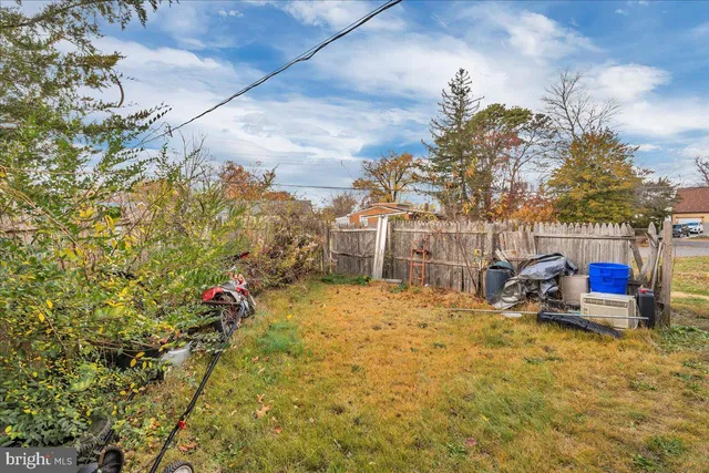 a view of back yard of the house