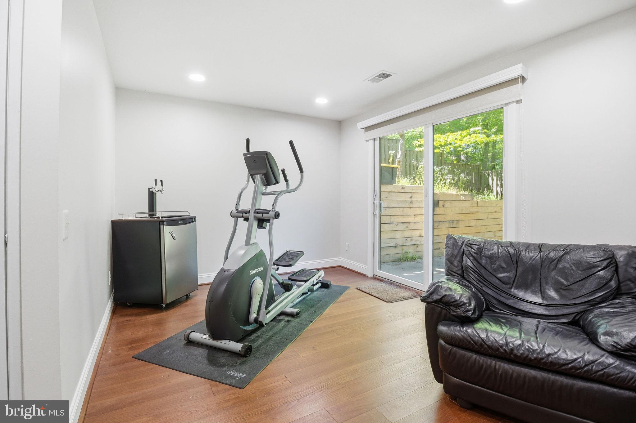 1509 Farsta Court Reston, VA 20190 - Photo 27 of 40 a living room with furniture gym equipment and a window