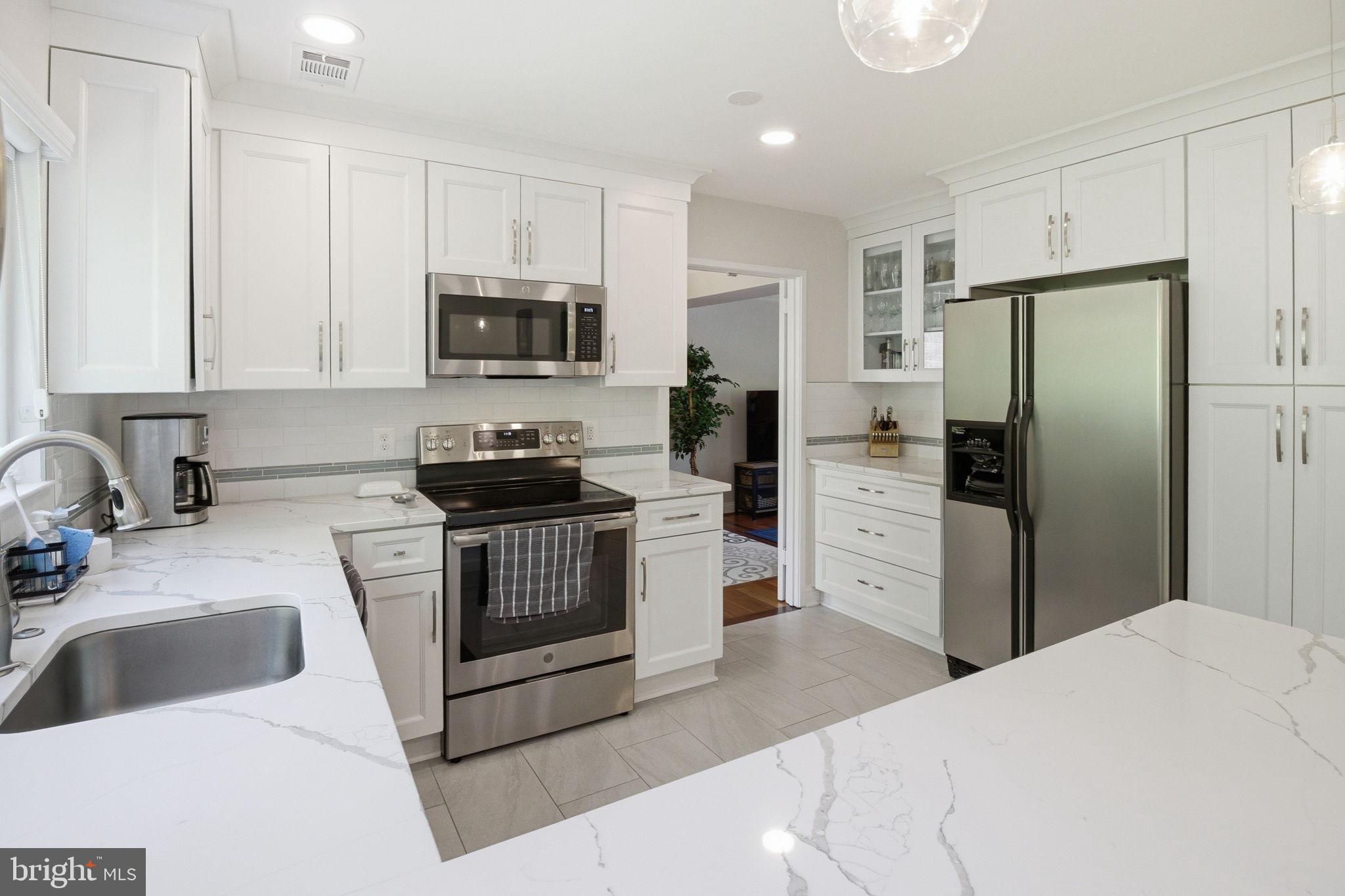 1509 Farsta Court Reston, VA 20190 - Photo 5 of 40 a kitchen with a refrigerator stove and microwave