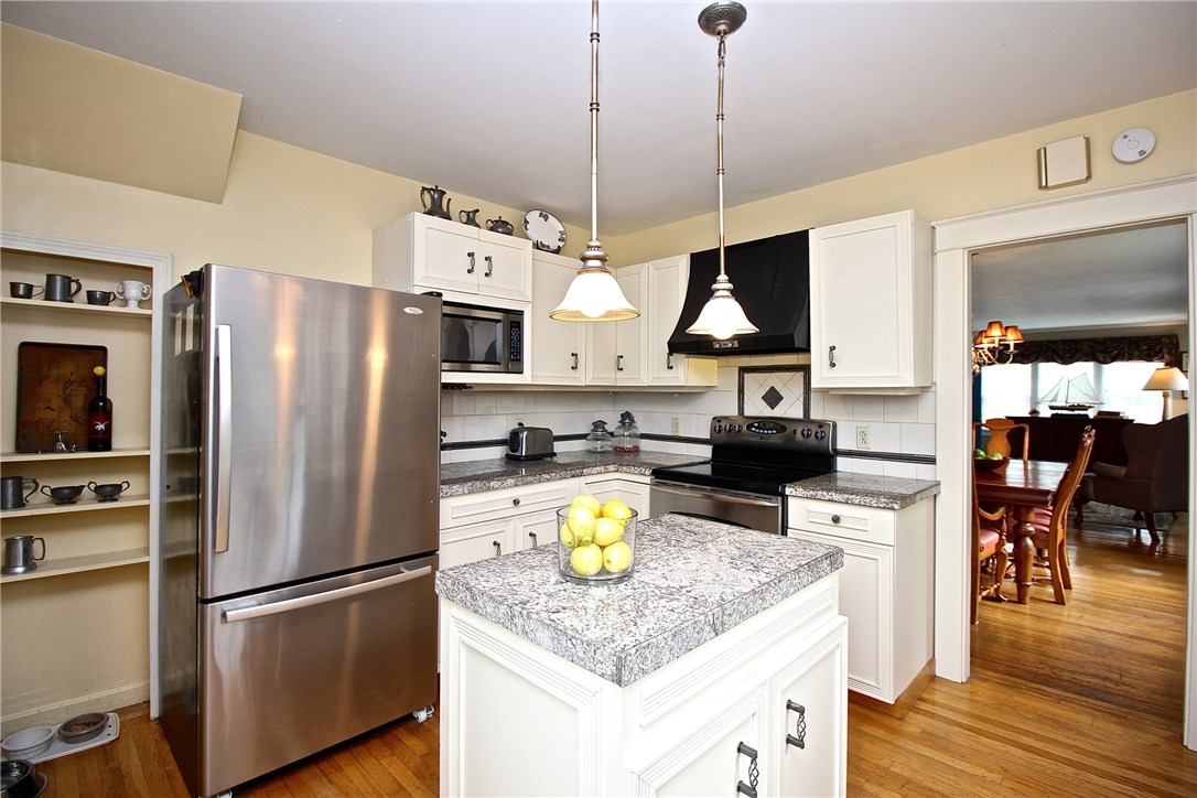 22 Admiral Kalbfus Road Newport, RI 02840 - Photo 2 of 35