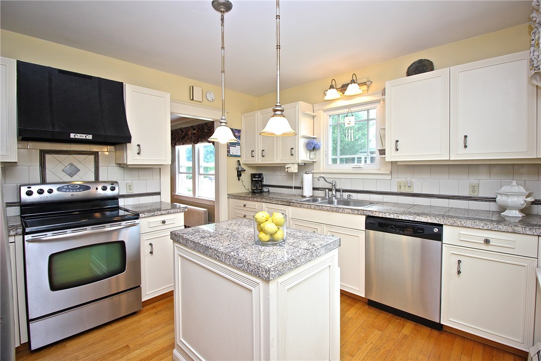 22 Admiral Kalbfus Road Newport, RI 02840 - Photo 3 of 35