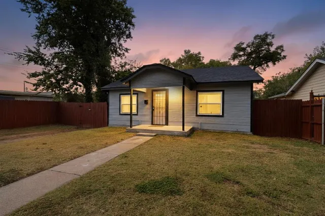 a view of a house with a yard