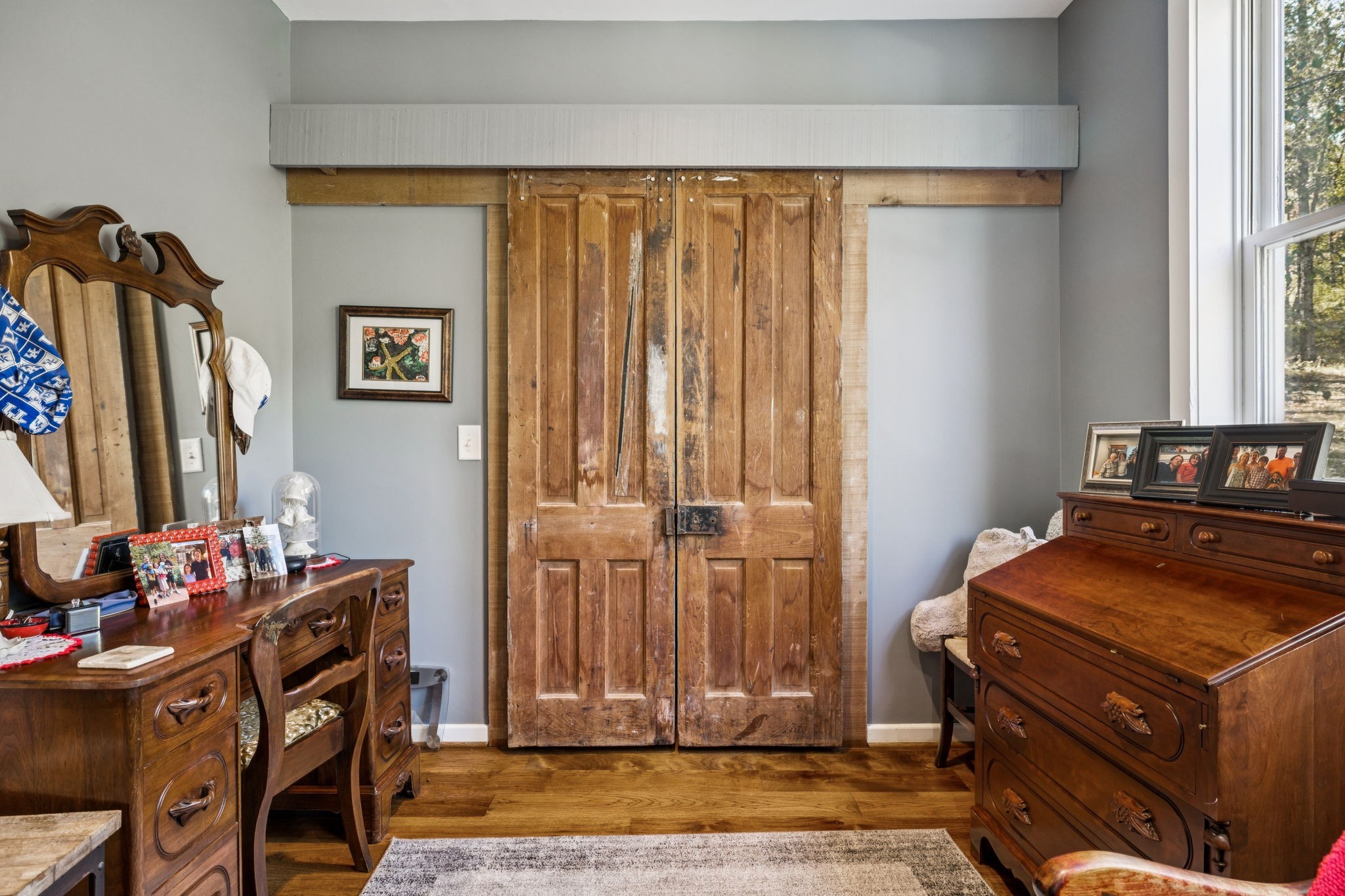 2064 Old Hillsboro Road Franklin, TN 37064 - Photo 31 of 57 a room with furniture and a window