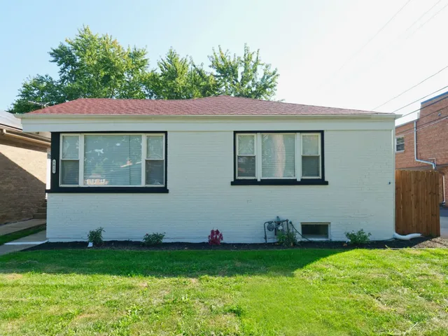 a front view of house with yard