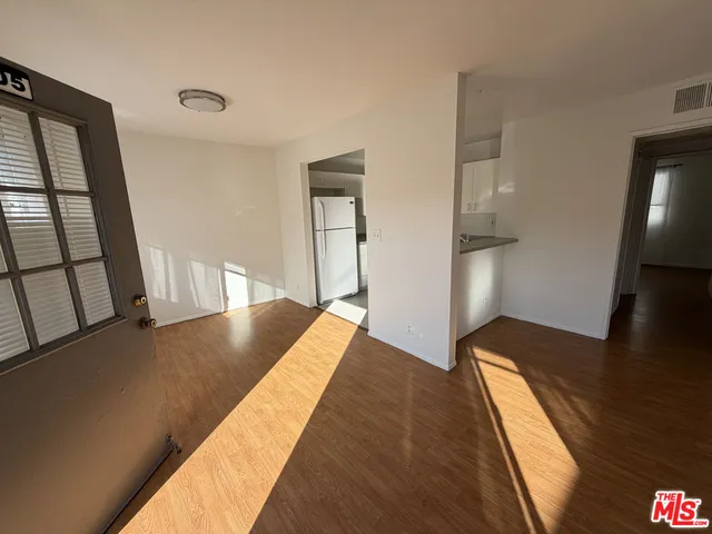 $2,400 | 326 South Manhattan Place, Unit 205, Los Angeles, CA 90020