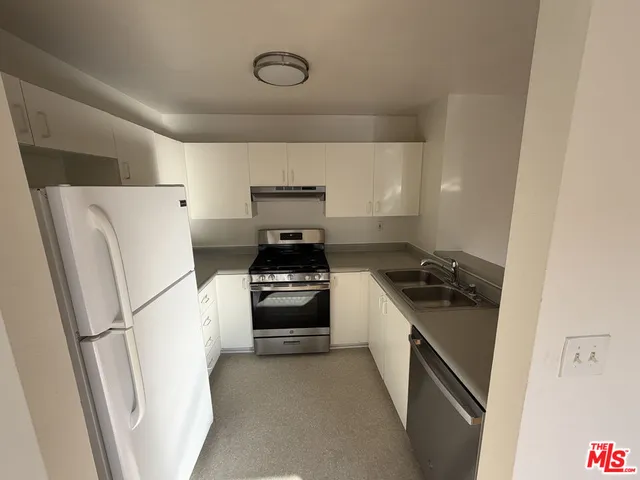 $2,400 | 326 South Manhattan Place, Unit 205, Los Angeles, CA 90020